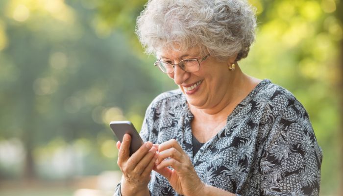 Free Cell Phones for Seniors on Social Security